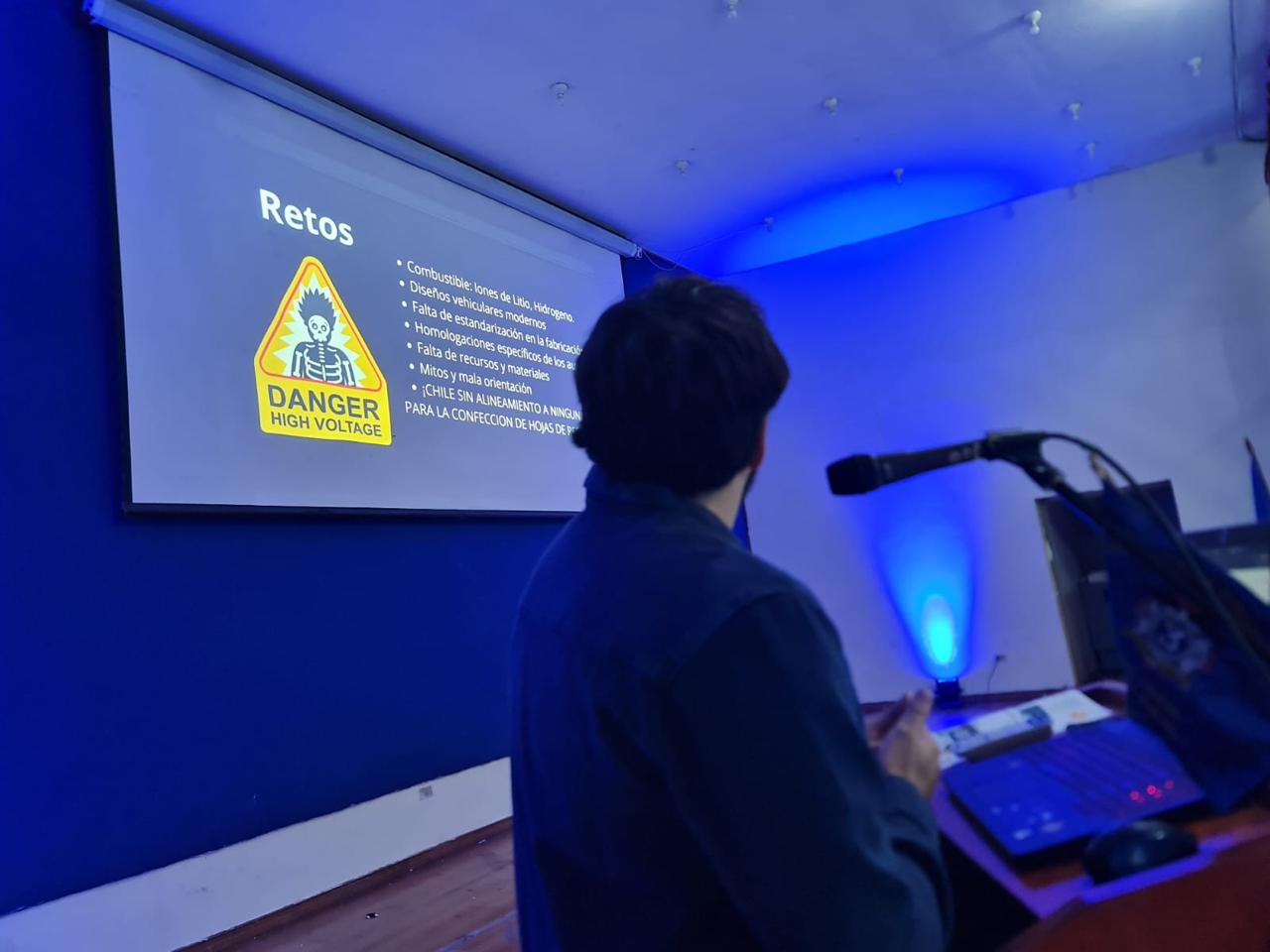 Llevando la seguridad a la primera línea: Exponiendo sobre los desafíos en operaciones con vehículos eléctricos ante más de 100 profesionales de emergencias en Penco.